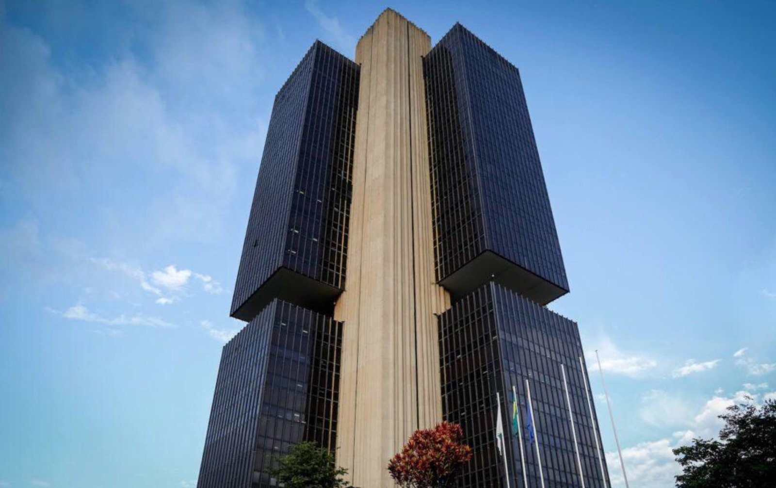 Banco Central sinaliza cautela na redução da taxa de juros diante de inflação persistente